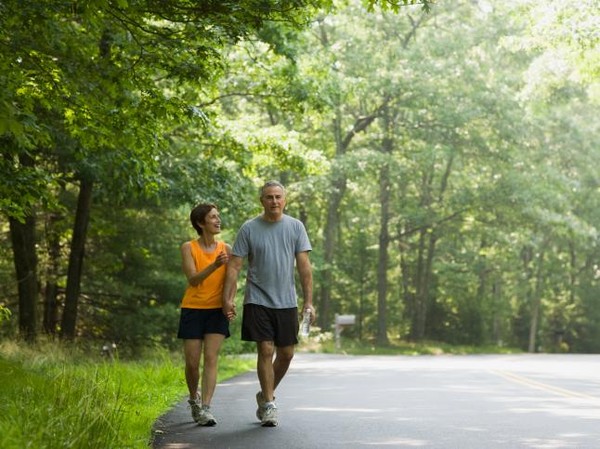 Olahraga ringan bersama keluarga di rumah